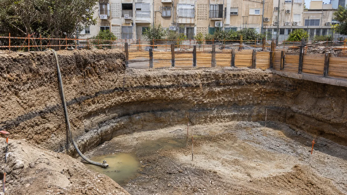 אתר חפירה עם דיפון וניקוז מי תהום בבדיקת סיכון לפרויקט התחדשות עירונית